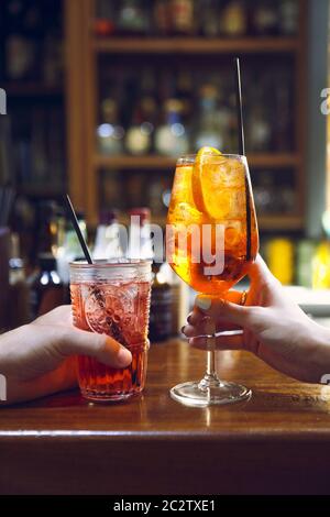 Frau und Mann heben eine Brille mit Cocktails in der Bar Stockfoto