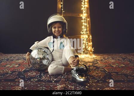 Astronaut futuristische Mädchen mit weißen Uniform in voller Länge und Helm tragen silberne Schuhe Stockfoto