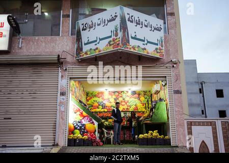 Abha / Saudi-Arabien - 23. Januar 2020: Saudische Kunden und pakistanischer Verkäufer von Migranten in der Obsthandlung in Abha City Stockfoto