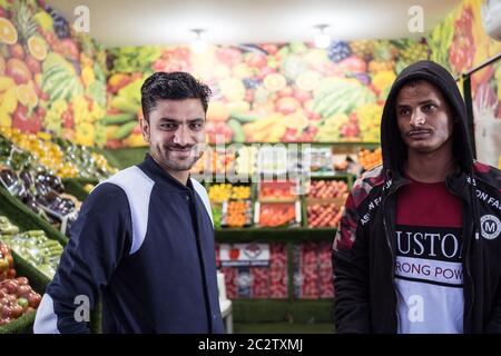Abha / Saudi-Arabien - 23. Januar 2020: Saudische Kunden und pakistanischer Verkäufer von Migranten in der Obsthandlung in Abha City Stockfoto