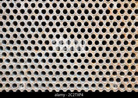 Rohrblech oder Platte des Wärmetauschers oder Kessel Nahaufnahme Textur lebendige Farben Hintergrund für Inspektion Wartung Reinigung von unlöslich geöffnet Stockfoto