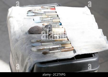 Gebrauchter Künstler Pinsel in einem Stoffbeutel bereit für den Gebrauch Stockfoto