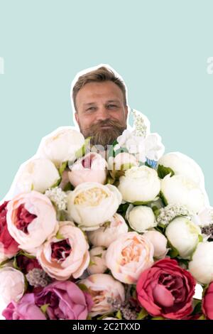 Bärtiger junger Kaukasischer mit Blumenstrauß Stockfoto