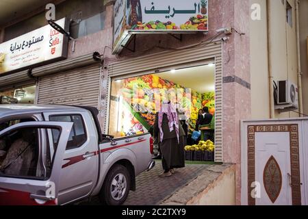 Abha / Saudi-Arabien - 23. Januar 2020: Saudische Kunden und pakistanischer Verkäufer von Migranten in der Obsthandlung in Abha City Stockfoto