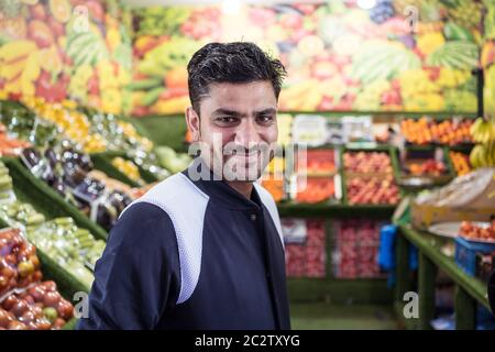 Abha / Saudi-Arabien - 23. Januar 2020: Saudische Kunden und pakistanischer Verkäufer von Migranten in der Obsthandlung in Abha City Stockfoto