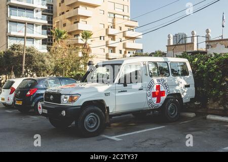 Tel Aviv / Israel-13/10/18: Weißer Toyota Land Cruiser Kombi, der dem Internationalen Komitee vom Roten Kreuz auf einem Parkplatz in T gehört Stockfoto