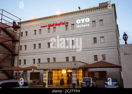 Abha / Saudi-Arabien - 23. Januar 2020: Fassade des Oyo Hotels in Abha Stockfoto