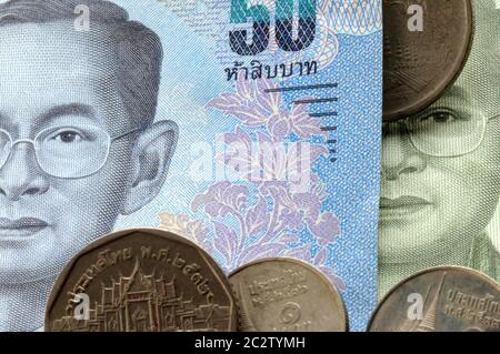 Nahaufnahme von thailändischen Banknoten und Münzen Stockfoto