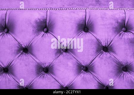 Lila Luxus Velours gesteppte Sofa Polsterung mit Knöpfen, elegante Wohnkultur Textur und Hintergrund Stockfoto