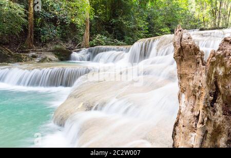 Tropischen Erawan Wasserfall in Thailand Stockfoto