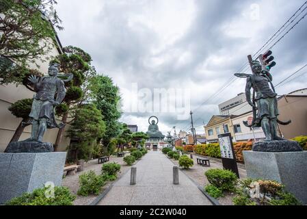 Takaoka City, Japan -AUG 8 2018:Takaokas emblematischer großer Buddha ist eine der drei Großen Buddha-Statuen Japans. Stockfoto