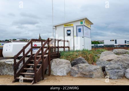 New Brighton, UK: 3. Jun 2020: Eine Rettungsschwimmerhütte ist hier außerhalb der Dienstzeiten in New Brighton zu sehen. Stockfoto