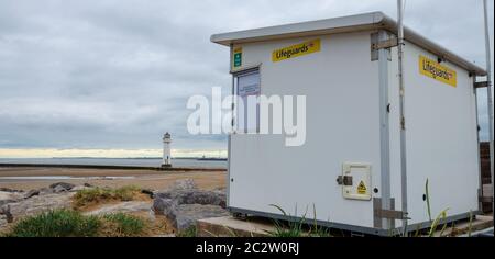 New Brighton, UK: 3. Jun 2020: Eine Rettungsschwimmerhütte ist hier außerhalb der Dienstzeiten in New Brighton zu sehen. Stockfoto