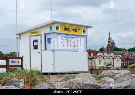 New Brighton, UK: 3. Jun 2020: Eine Rettungsschwimmerhütte ist hier außerhalb der Dienstzeiten in New Brighton zu sehen. Stockfoto