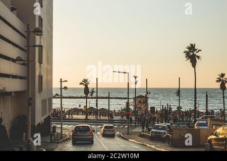 Tel Aviv/Israel-13/10/18: Menschenmassen, die auf der Promenade in Tel Aviv zusammen mit der Retsif Herbert Samuel Street aus der Sicht des Frishman spazieren Stockfoto