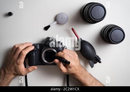Hohen Winkel Menschenbild Reinigung DSLR-Kamera Sensor Stockfoto