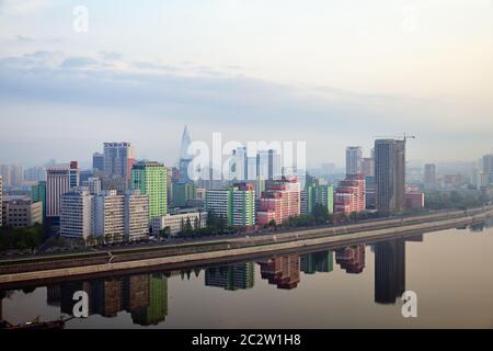 Pjöngjang, Nordkorea - 30. April 2019: Skyline und Taedong-Fluss im Morgennebel. Blick auf moderne Wohnanlage an der Othat Kangan Straße Stockfoto