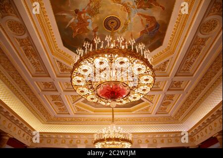 Moskau, Russland, 23. Oktober 2019: Großer Bronze-Kronleuchter in Tavrichesky Halle Innenraum im staatlichen historischen und architektonischen Museum Stockfoto