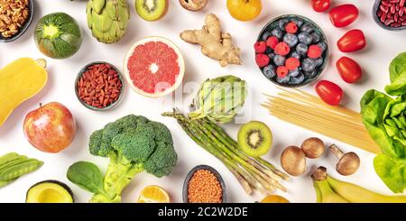 Veganes Food Panorama. Gesunde Ernährung Konzept. Obst, Gemüse, Nudeln, Nüsse, Hülsenfrüchte, Pilze, oben flach lagen auf einem Schlag Stockfoto