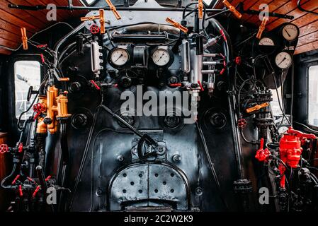 Alte Dampflok, Fahrerkabine, niemand. Vintage Lokomotive Kabine mit Ventilen, Kessel, Rohrleitungen und Druckregelung Indikatoren Stockfoto