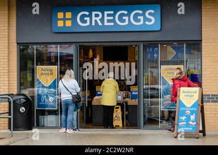 MERTHYR TYDFIL, WALES - 18. JUNI 2020: Die Bäckerei Greggs eröffnet 800 ihrer britischen Filialen nach fast 3 Monaten Schließung aufgrund der Covid-19 (Coronavirus) Pandemie.Bildnachweis: John Smith / Alamy Live News Stockfoto