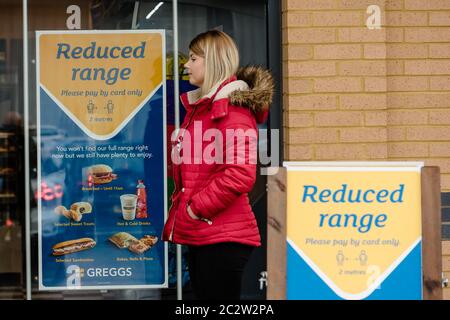 MERTHYR TYDFIL, WALES - 18. JUNI 2020: Die Bäckerei Greggs eröffnet 800 ihrer britischen Filialen nach fast 3 Monaten Schließung aufgrund der Covid-19 (Coronavirus) Pandemie.Bildnachweis: John Smith / Alamy Live News Stockfoto