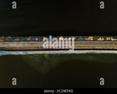 Der Lipno Stausee ist ein Damm und Wasserkraftwerk entlang der Moldau in der Tschechischen Republik errichtet. Dieser Bereich ist bergig und Grenzen t Stockfoto