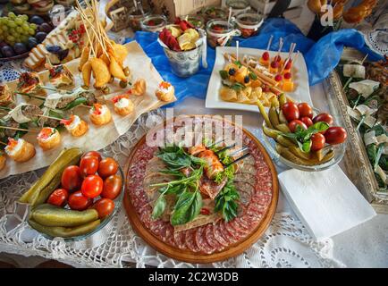 Verschiedene Snacks. Die Biernacks. Party- oder Pub-Konzept. Fleisch in Scheiben geschnitten und Gurken im Vordergrund. Stockfoto