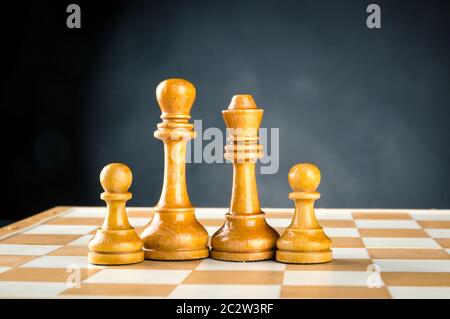 Holzschach Figuren stehen auf dem Brett Stockfoto