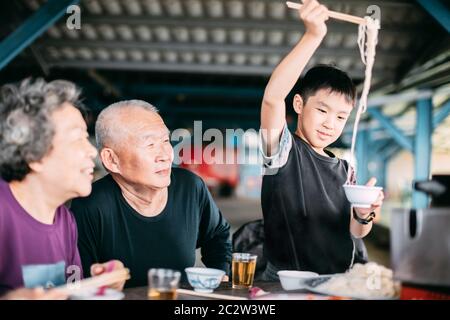 Granparent Dinner mit seinem Enkel im Restaurant Stockfoto