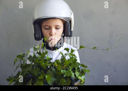 Astronaut futuristische Mädchen tragen weiße Uniform und Helm Stockfoto