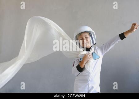 Astronaut futuristische Mädchen mit weißen Uniform und Helm in voller Länge Stockfoto