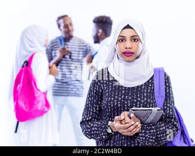 muslimische Studentin mit Gruppe von Freunden Stockfoto