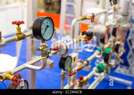 Manometer, Ventile auf Water Pipeline, Wärme. Thermische und Druck Control Station, Messtechnik Stockfoto