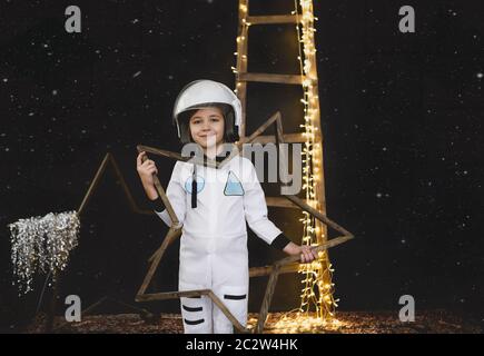 Astronaut futuristische Mädchen mit weißen Uniform und Helm in voller Länge Stockfoto