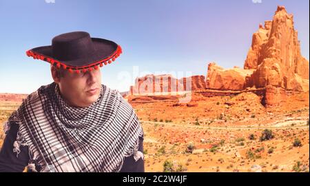 Ernster Mann in Sombrero in der Wüste Stockfoto