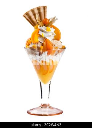 Großes Eis Dessert mit Obst und Schlagsahne auf weißem Hintergrund. Katalogbild Stockfoto