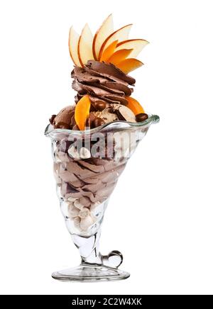 Großes Eis Dessert mit Obst und Schlagsahne auf weißem Hintergrund. Katalogbild Stockfoto