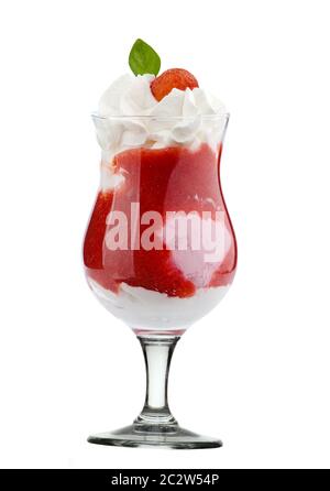 Großes Eis-Dessert mit Joghurt, Obst und Schlagsahne auf weißem Hintergrund. Katalogbild Stockfoto
