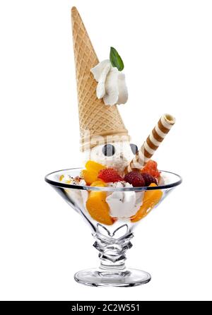 Großes Eis-Dessert mit Joghurt, Obst und Schlagsahne auf weißem Hintergrund. Katalogbild Stockfoto