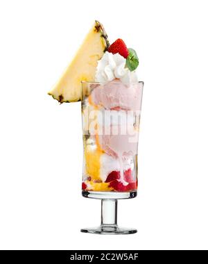 Großes Eis Dessert mit Obst und Schlagsahne auf weißem Hintergrund. Katalogbild Stockfoto