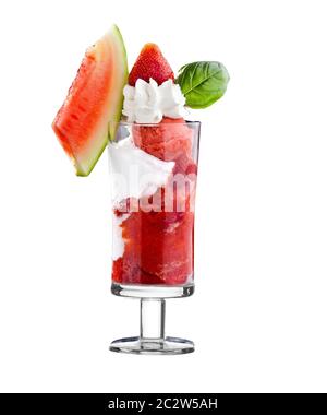 Großes Eis Dessert mit Obst und Schlagsahne auf weißem Hintergrund. Katalogbild Stockfoto