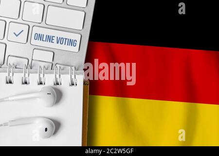 Online-Abstimmungskonzept in der Bundesrepublik Deutschland. Tastatur in der Nähe der Länderflagge Stockfoto