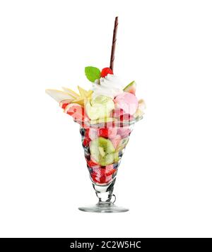 Großes Eis Dessert mit Obst und Schlagsahne auf weißem Hintergrund. Katalogbild Stockfoto