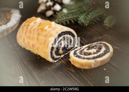 Weihnachtsgebäck. Weihnachtskuchen. Süßigkeiten in weihnachtlicher Landschaft Stockfoto