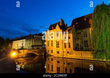 Belgien, Brügge, alte europäische Stadt mit Flusskanälen, Blick auf die Nacht. Tourismus und Reisen, berühmte europäische Wahrzeichen, beliebte Orte, Westflandern, ben Stockfoto