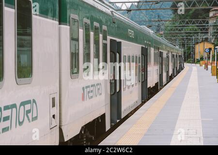 Como Bahnhof Ankunft Zug Trenord Italia. Bahnhof Trenord Locomotive Como. Trenord-Zugwagen. Passagier t Stockfoto