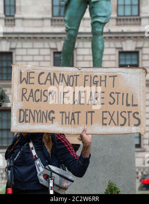 Anti-Rassismus-Aktivisten mit Schild, bei der Black Lives Matter Demonstration, aus Protest gegen den Tod des Black American George Floyd durch die US-Polizei. Stockfoto