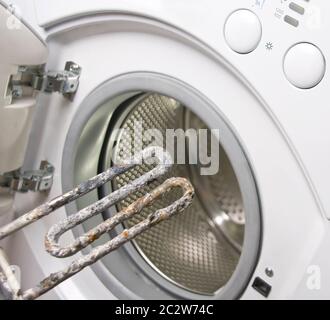 Waschmaschine und beschädigte elektrische Heizung Stockfoto