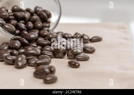 Food-Serie: Leckeres Dessert mit Schokoladenrosinen Stockfoto